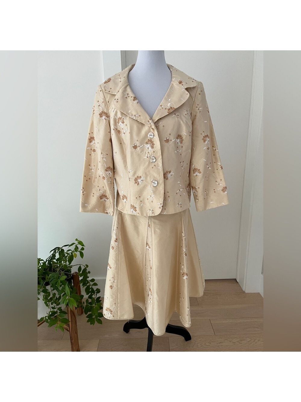 SIMON CHANG Silk Suit 2 Piece Flared Skirt Jacket Embroidered Fancy Party Dressy